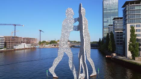 Perfect-aerial-top-view-flight
Molecule-Man-on-border-river-Spree,-east-Berlin-Germany-evening-summer-23