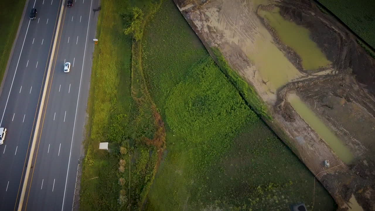 drone volando sobre una carretera en un hermoso paisaje rural