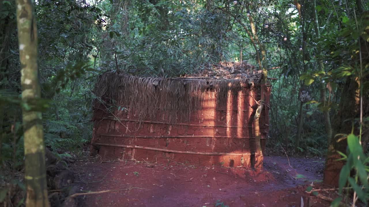 una vista más cercana de un refugio aborigen en un profundo bosque rústico, argentina.