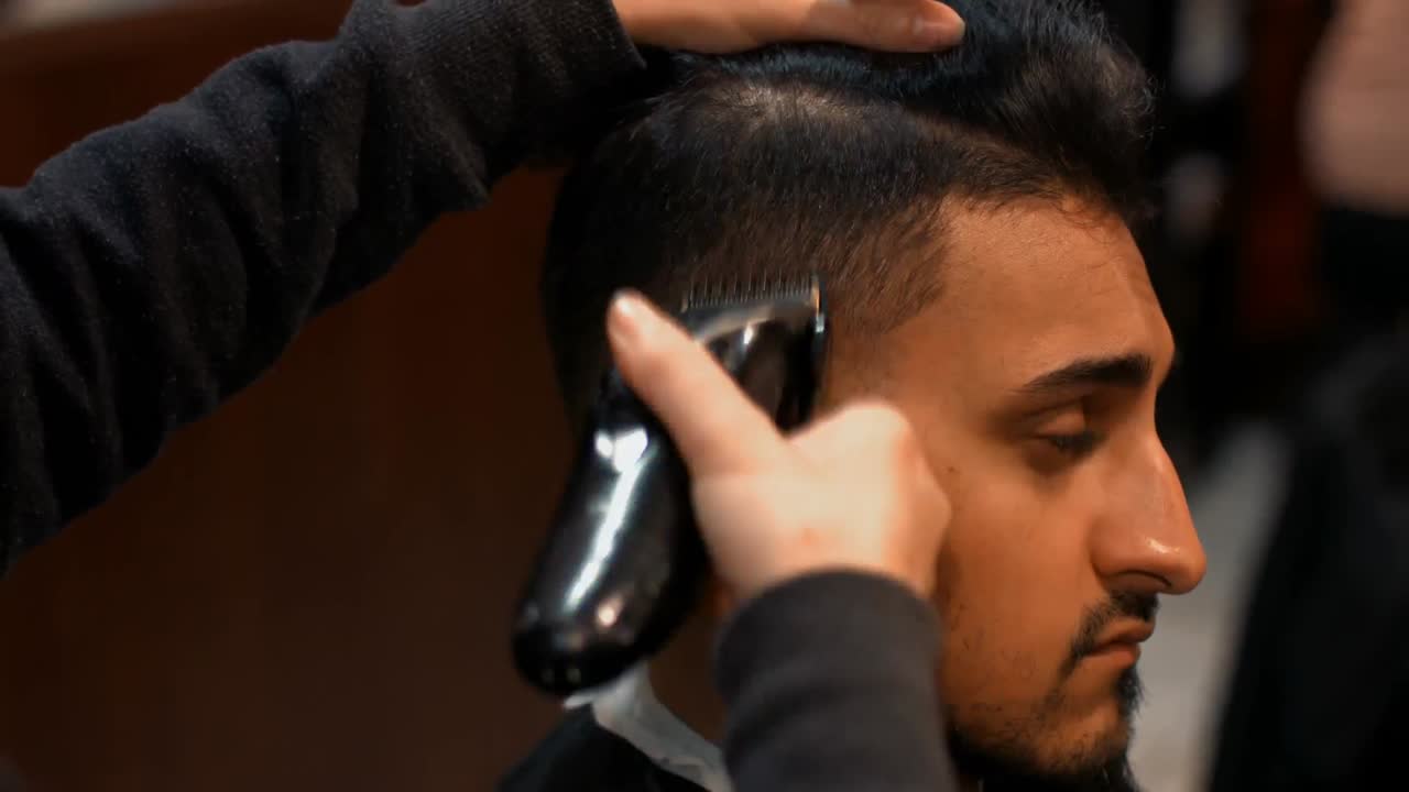 hombre atractivo en la barbería