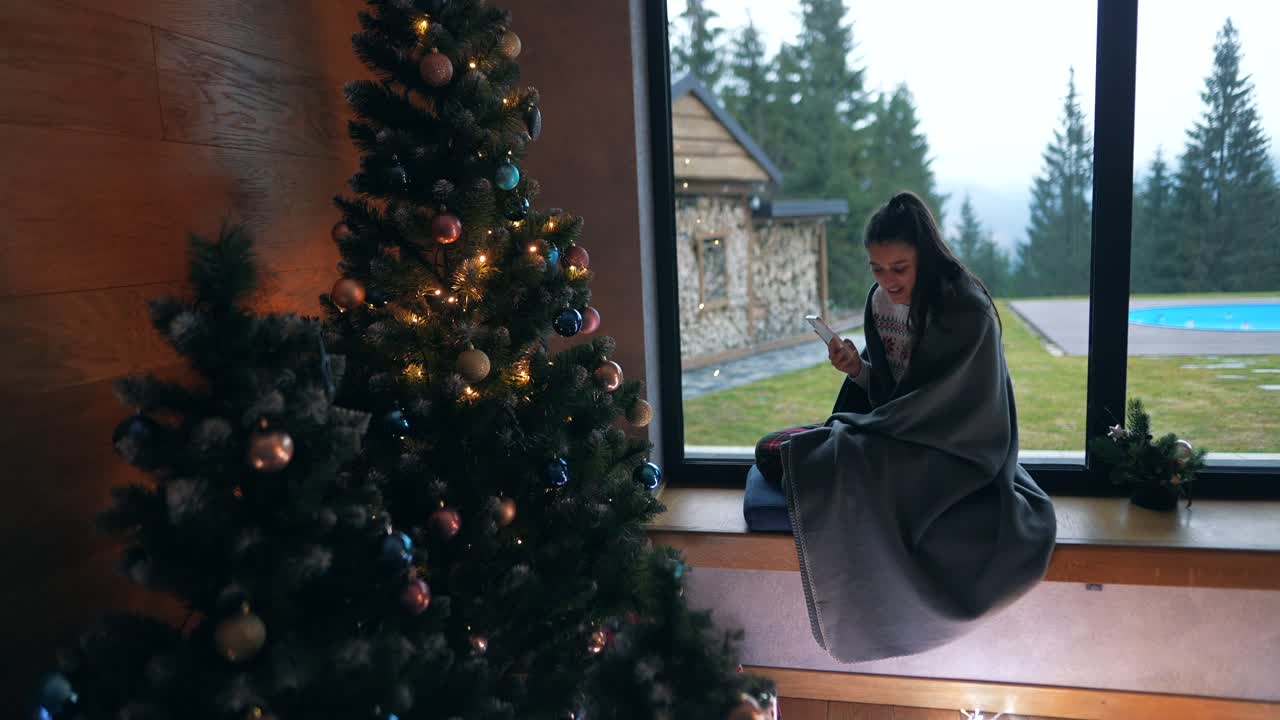 크리스마스 장식품으로 창문 에서 휴식을 취하는 여자