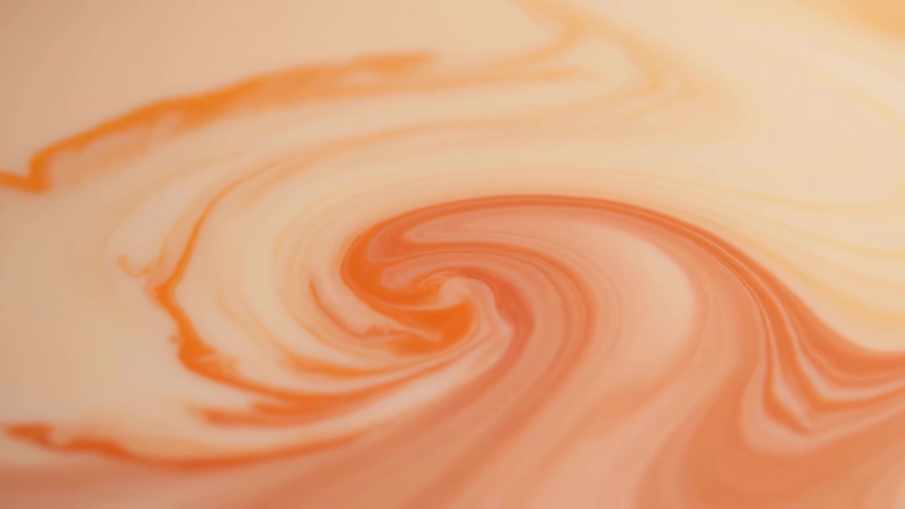 Eksentrisk virvel av mettet oransje pigment som virvler i lys ferskenkrem, med konsentriske spiralbånd som strammes og deretter sprer seg til bredere bånd, og skaper jevn, glinsende marmorering.