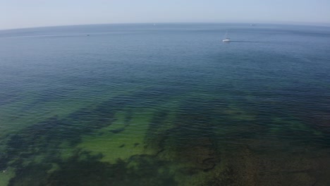 imágenes aéreas de la playa de poça en são joão estoril, cascais, portugal