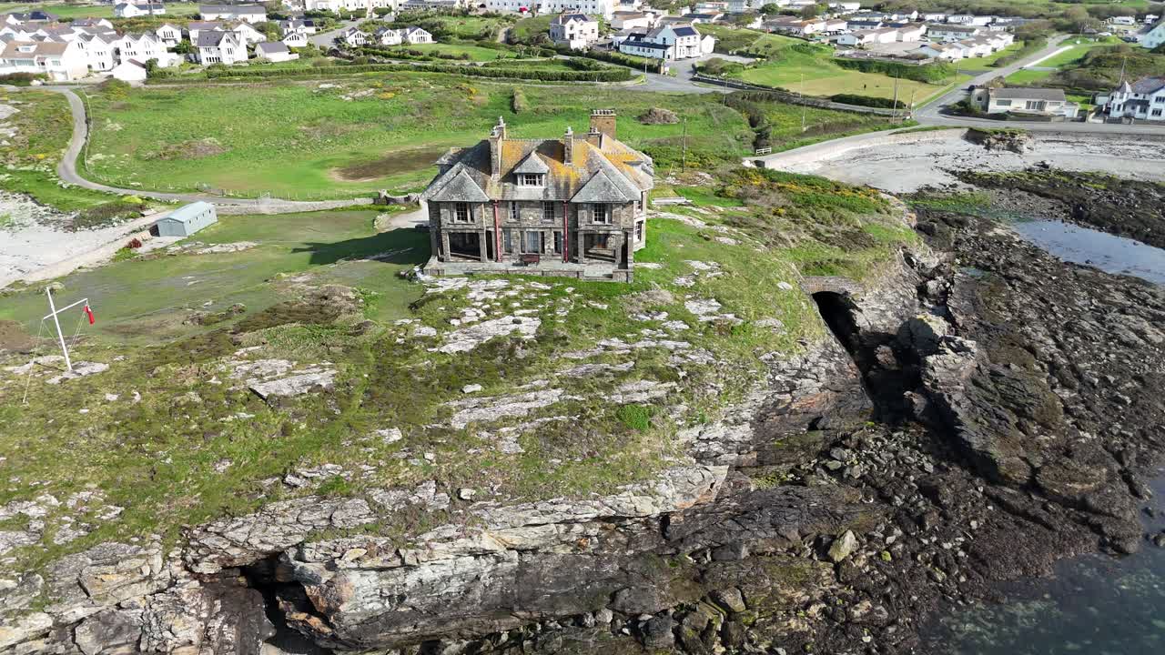버려진 영국 저택의 놀라운 아름다움을 위에서 경험하십시오.