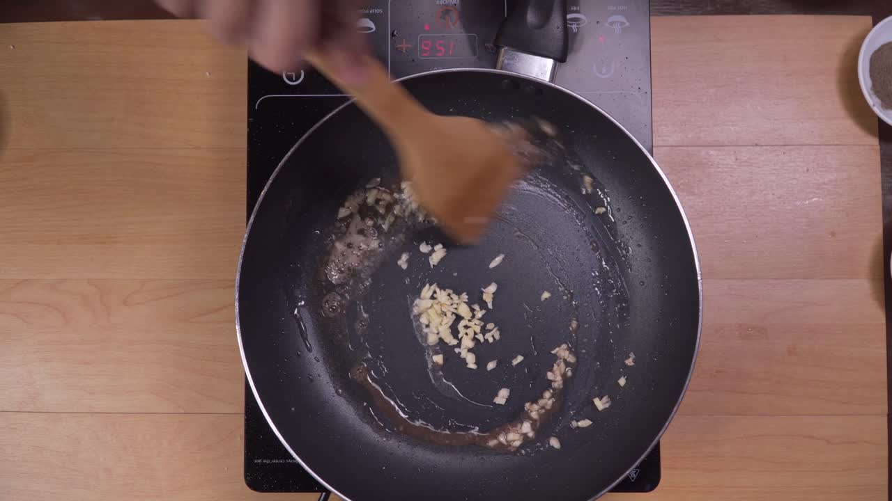 Vista dall'alto: aglio che frigge in padella