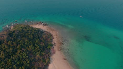 Der-Regenwald-Hat-Eine-Sandige-Und-Felsige-Küste-Mit-Blick-Auf-Das-Meer