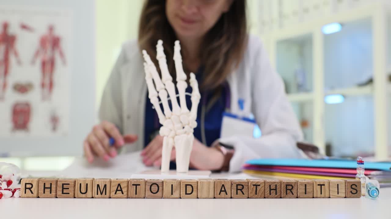 Blocchi di legno compongono la frase artrite reumatoide su una scrivania medica