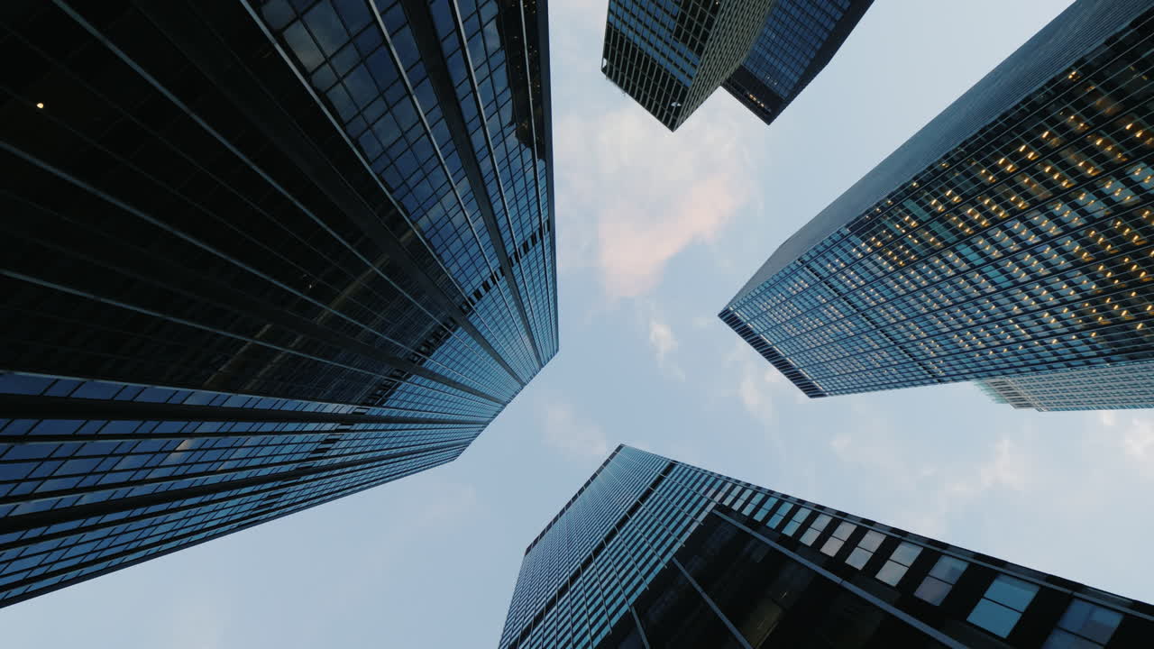 conducir a través de los rascacielos de manhattan cuelgan sobre tu cabeza