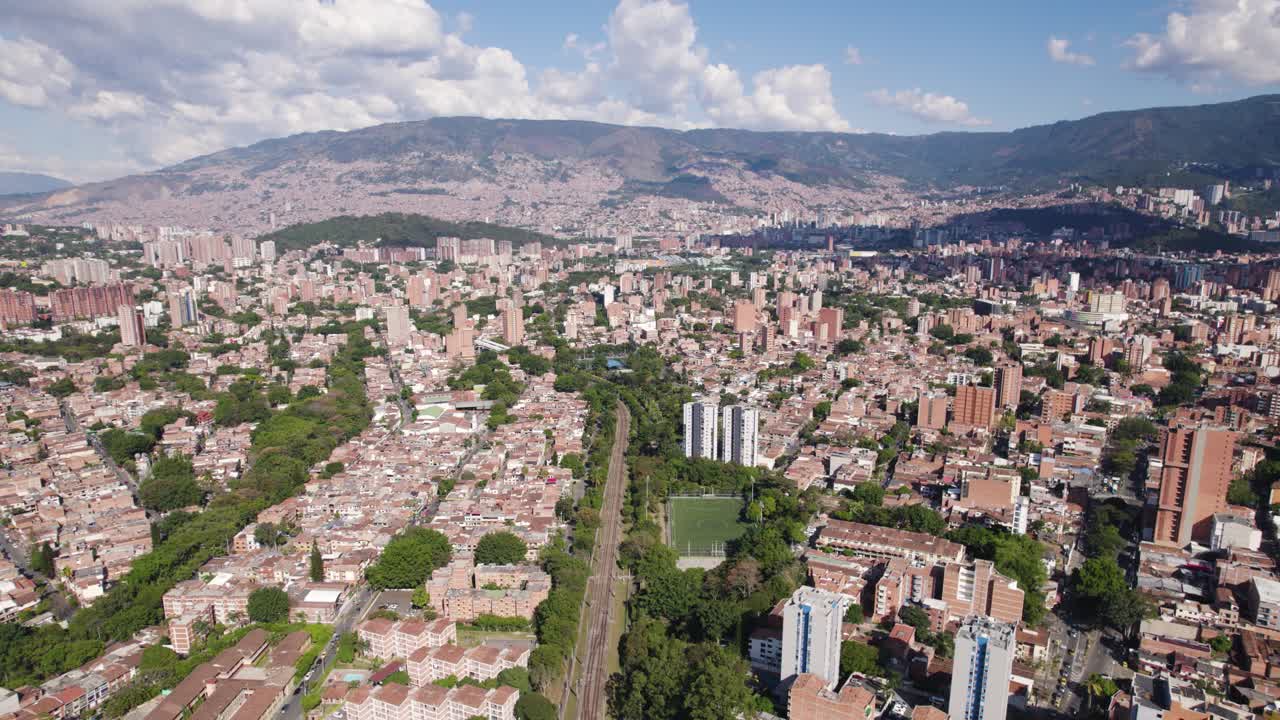 el tapiz urbano de medellín, flanqueado por exuberantes colinas bajo el cielo abierto, colombia - vista aérea