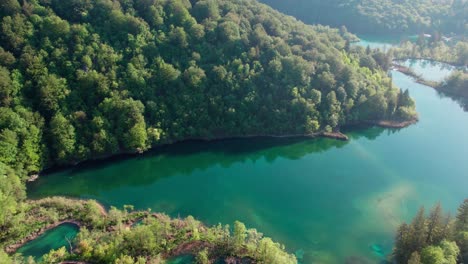 Vista-Aérea-De-Los-Lagos-De-Plitvice-Y-El-Bosque-Verde-En-El-Parque-Nacional-En-Croacia