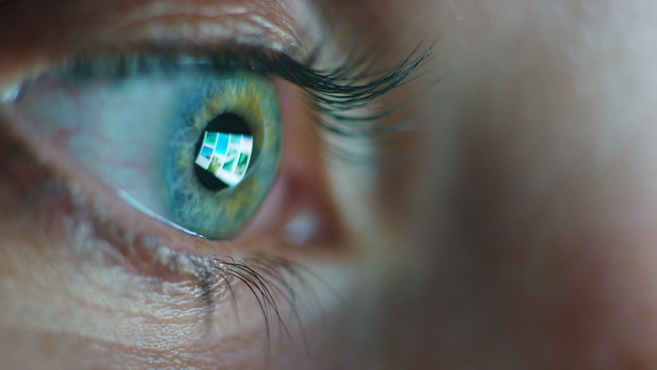 occhio ravvicinato, riflessione e luce dello schermo del computer