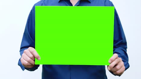 pantalla verde en las manos humanas