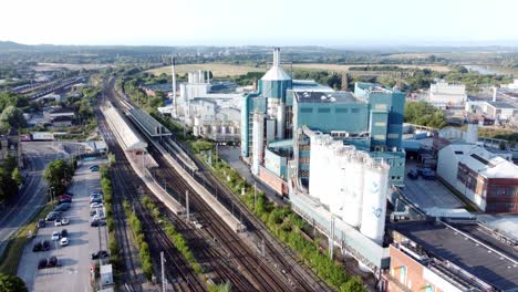 Fábrica-De-Fabricación-De-Productos-Químicos-Industriales-Junto-A-Warrington-Bank-Quay-Vías-De-Tren-Vista-Aérea-Tiro-Ascendente