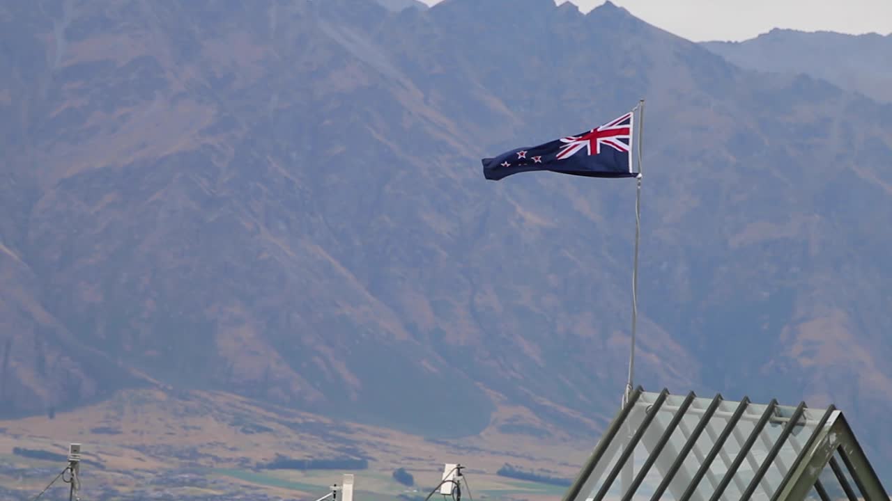 산꼭대기에 뉴질랜드 국기를 휘날리며