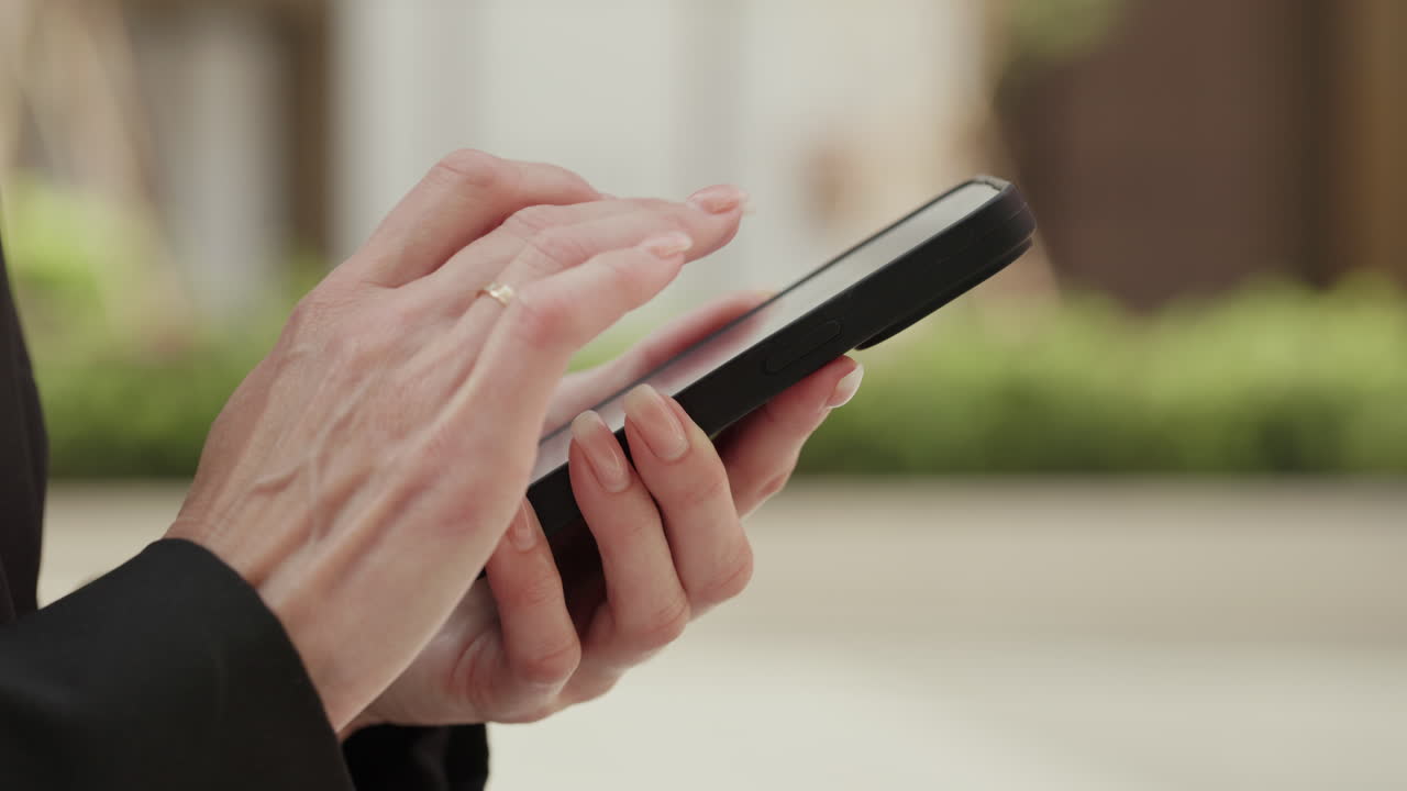 persona que utiliza un teléfono inteligente