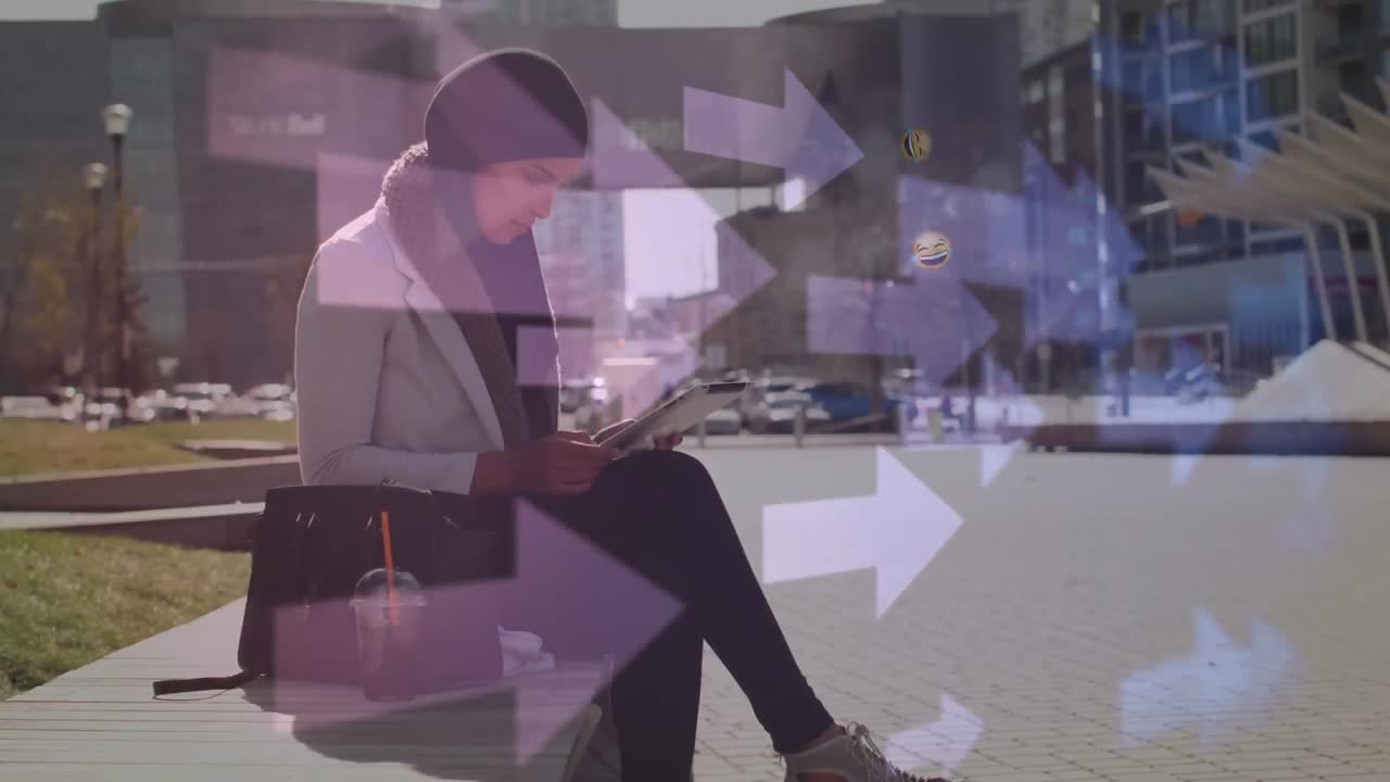 mujer árabe usando tableta en la calle