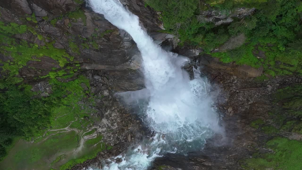 hermosas imágenes cinematográficas de la cascada en la montaña cubierta de roca y hierba