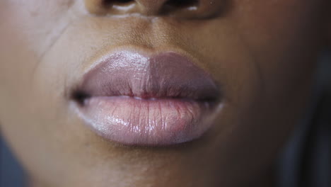 primer plano de la cara sonriente de una mujer con lápiz labial
