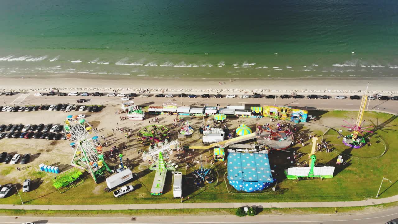 оживленный карнавал у моря в халле сша