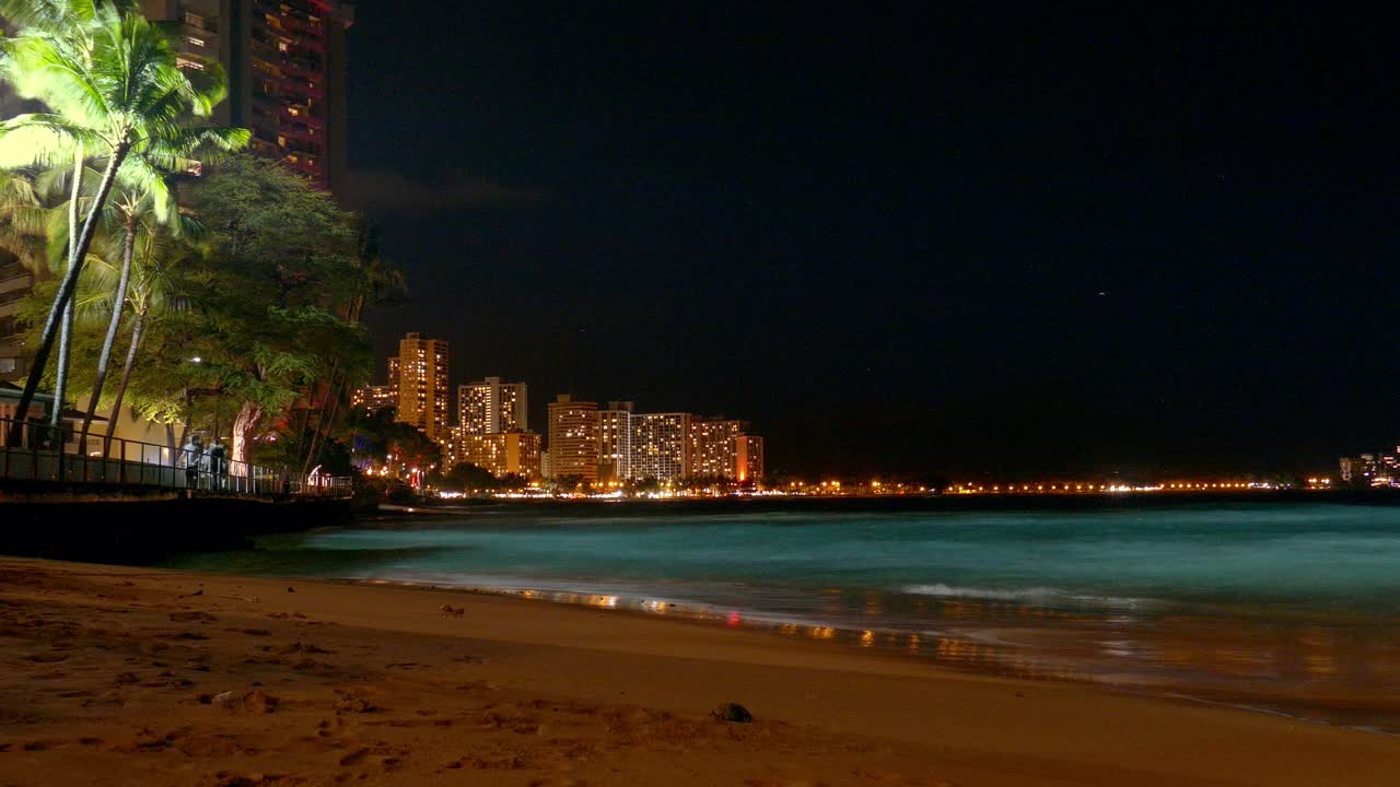 ночной вид на пляж вайкики, гонолулу