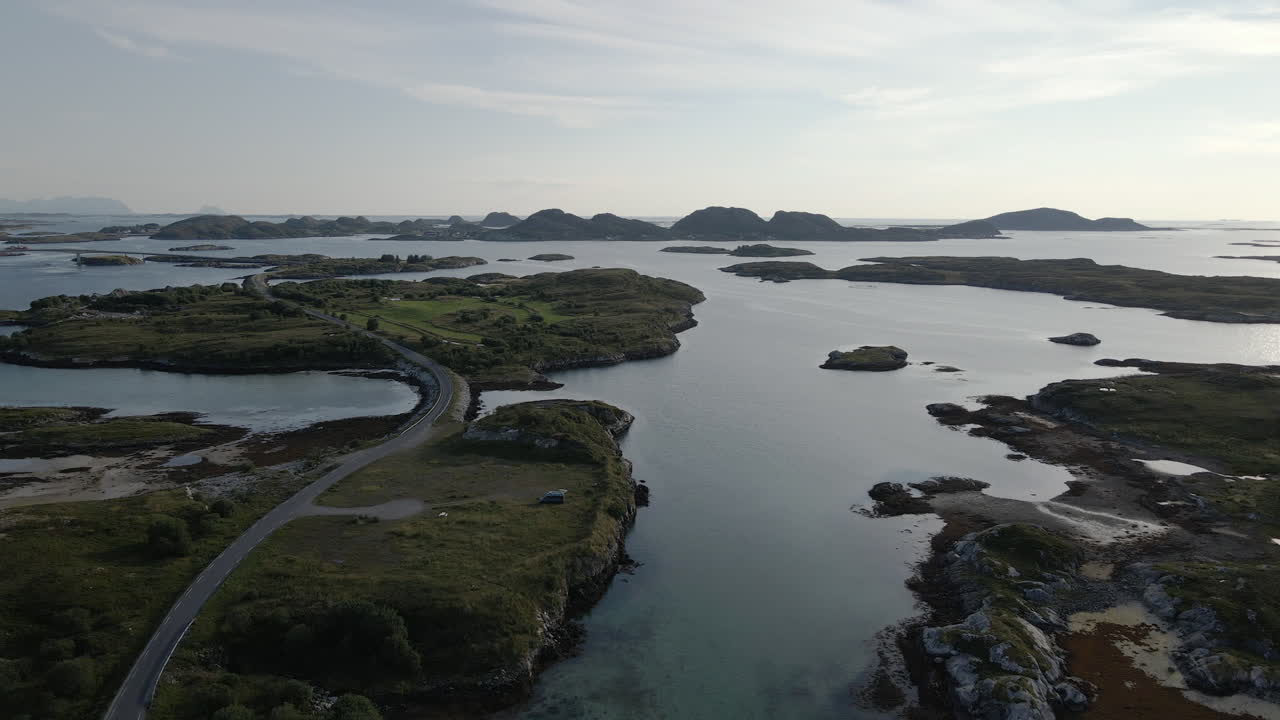 Paesaggio insulare a Herøy, contea di Møre og Romsdal, Norvegia - ripresa aerea con drone.