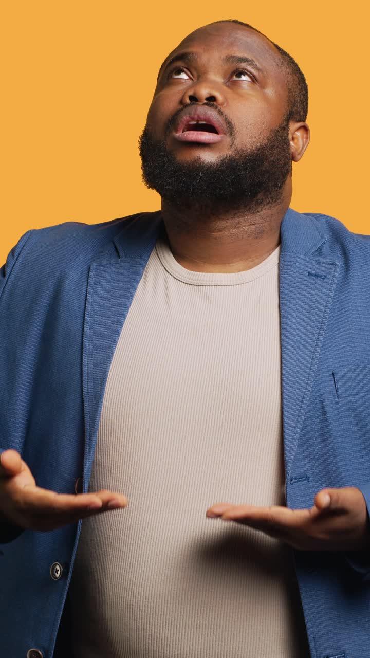 Vidéo verticale : homme inspirant et expirant pour se détendre et gagner de l’énergie positive, arrière-plan de studio