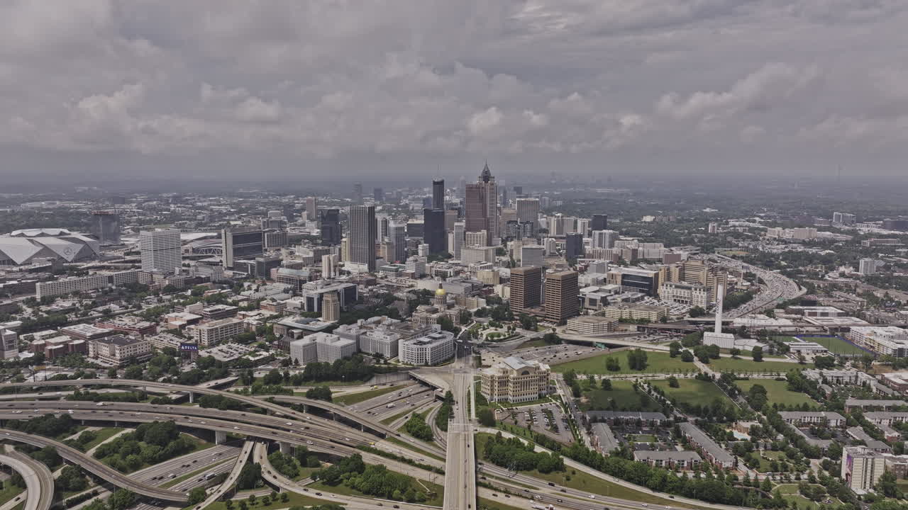 애틀랜타 조지아 aerial v913 high flyover summerhill & capital gateway는 주간 고속도로 교통, 남부 및 다운타운 지역의 도시 풍경을 포착합니다.