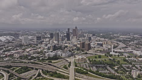 Atlanta,-Georgia,-Luftaufnahme-Der-V913-Hochstraße-über-Summerhill-Und-Capital-Gateway,-Die-Den-Verkehr-Auf-Den-Autobahnen-Der-Interstates-Sowie-Das-Stadtbild-Des-Südens-Und-Der-Innenstadt-Erfasst-–-Aufgenommen-Mit-Mavic-3-Pro-Cine-–-Mai-2023