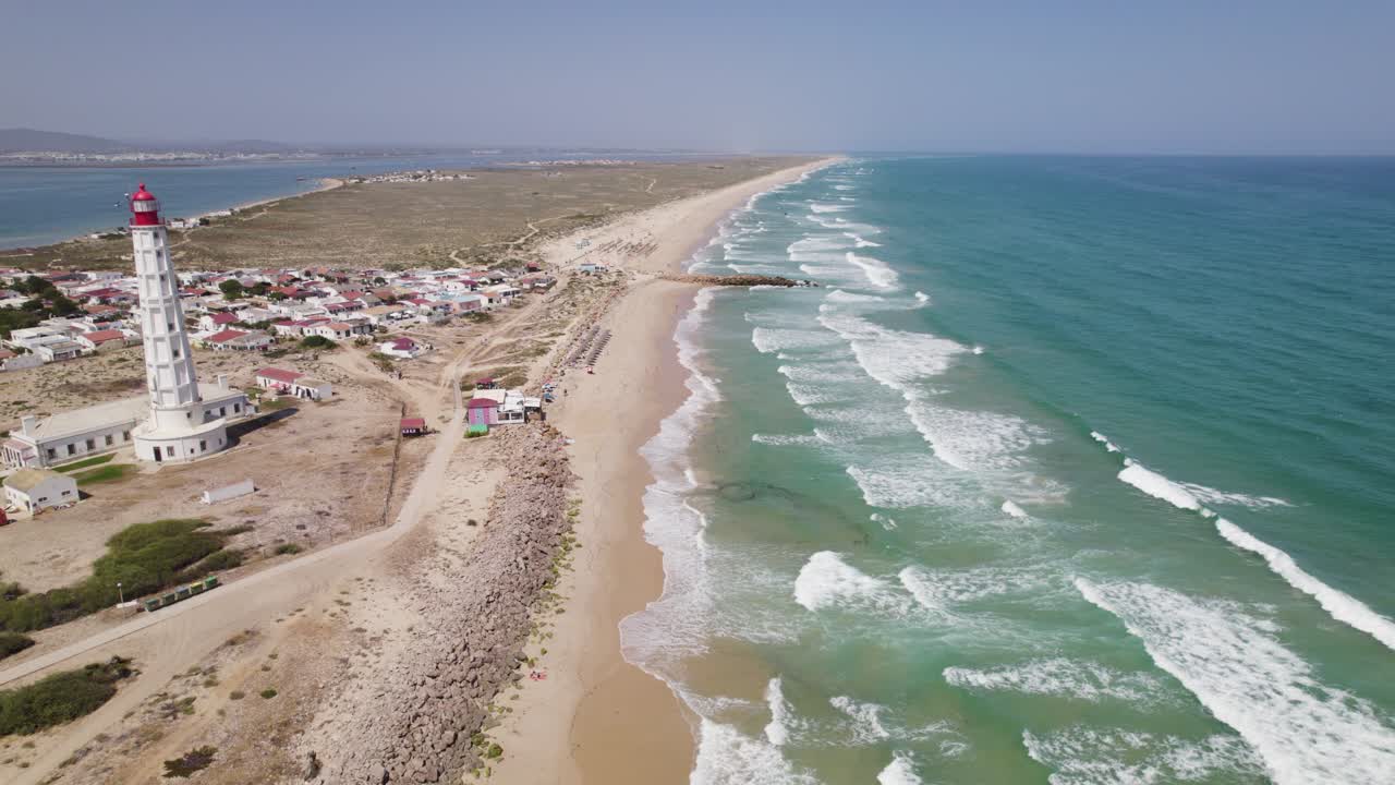Isla de Farol con su faro y larga playa de arena en Olhão, Portugal, vista aérea.