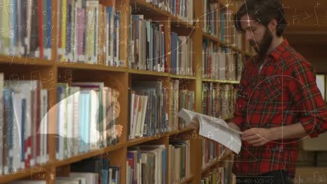 ecuaciones matemáticas flotando contra estudiante caucásico leyendo un libro en la biblioteca de la universidad