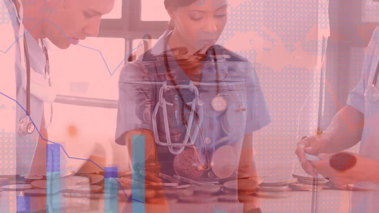 animación del procesamiento de datos financieros sobre monedas que caen en el frasco y médicos en la reunión