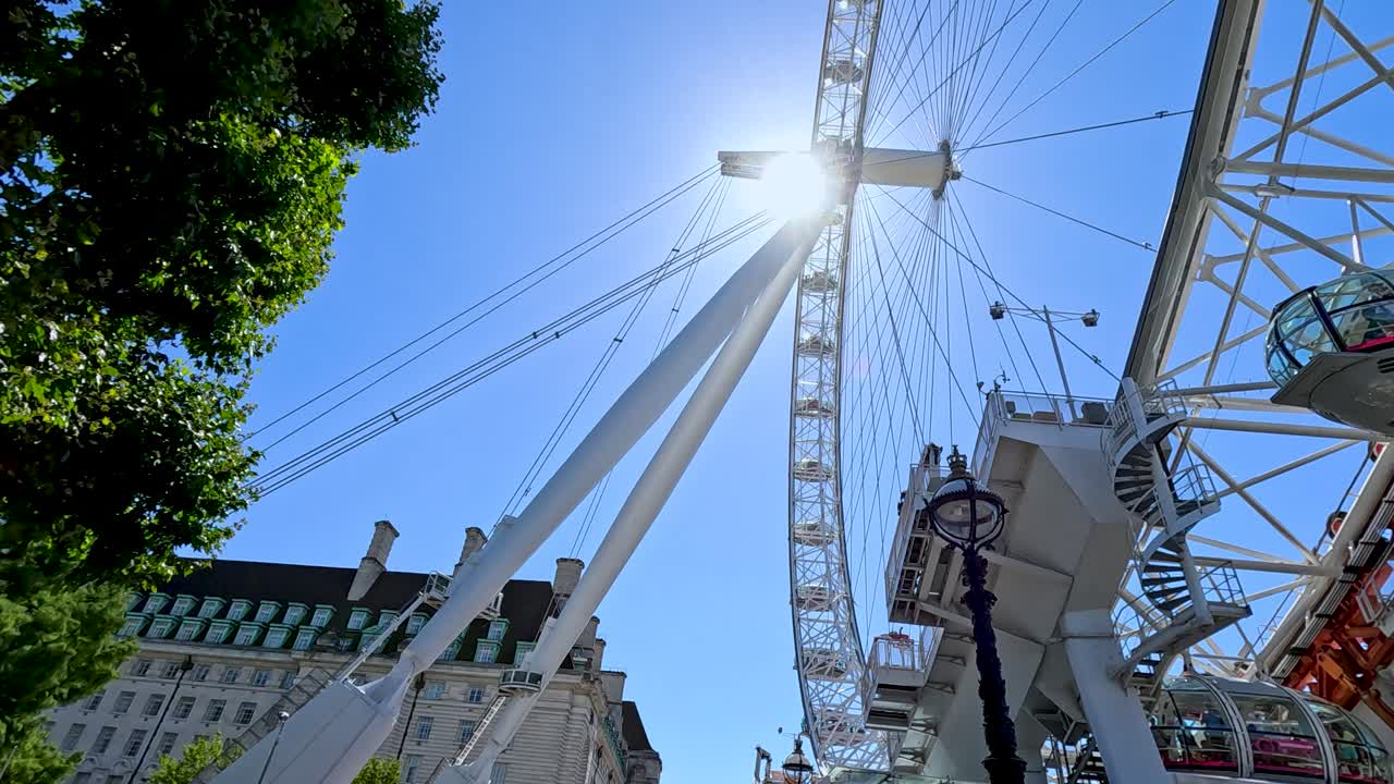많은 사람들이 상징적인 페리스  근처에 모입니다.