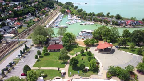 Fonyód,-Hungría-Veleros-En-El-Puerto-De-Fonyód,-En-El-Lago-Balaton-En-Hungría-Drone