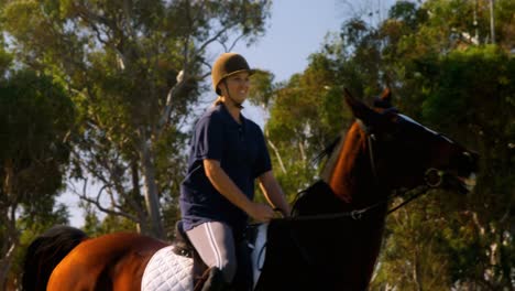 mujer a caballo en el rancho 4k