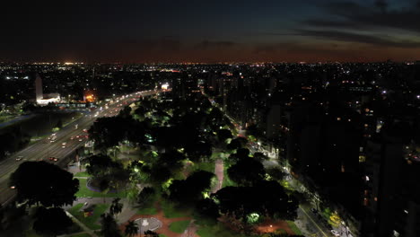 vista aérea nocturna: el horizonte de la ciudad y el parque desde la perspectiva aérea