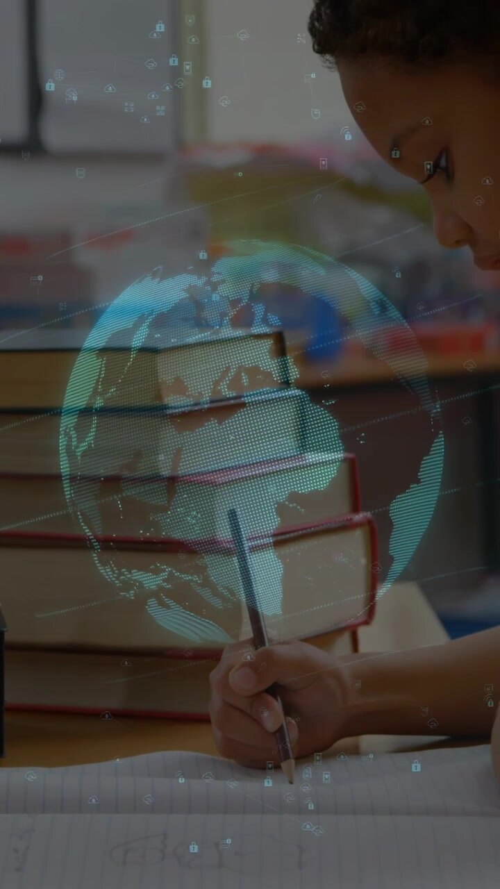Video vertical: Escolar escribiendo en un pupitre, guiado por libros, con un globo holográfico alineándose con un lápiz.