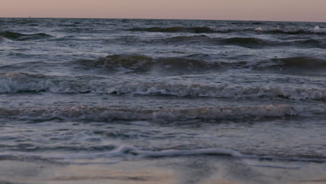 Meereswellen,-Die-Während-Des-Sonnenuntergangs-Am-Strand-Rauschen