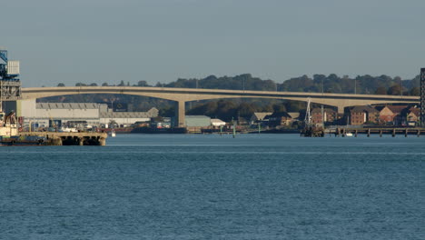 puente de peaje de itchen en solent southampton en el río itchen