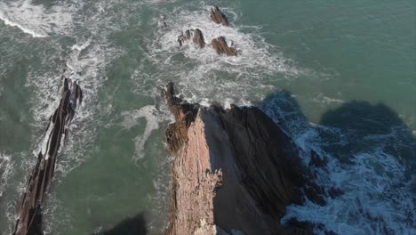 toma aérea de drones de flysch de zumaia.