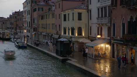 un pintoresco canal en venecia, italia por la noche
