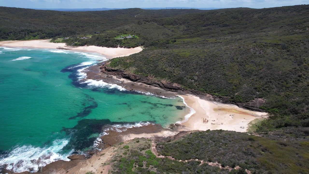 Paesaggio marino turchese della spiaggia di Bongon nel Nuovo Galles del Sud, Australia - Ripresa aerea