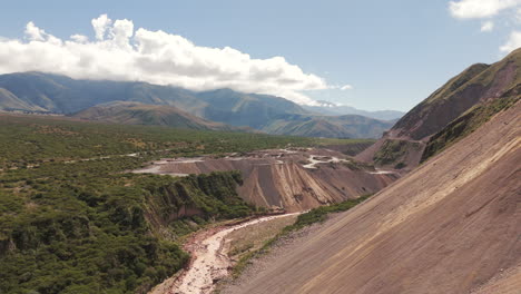 vista panorámica de una cantera de piedra caliza ubicada a los pies de las famosas montañas de los andes