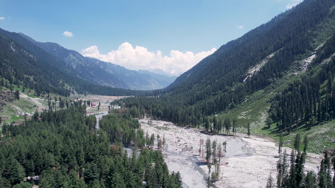 Toàn cảnh Thung lũng Kumrat với những sườn đồi phủ rừng và lòng sông đầy đá, Khyber Pakhtunkhwa, Pakistan