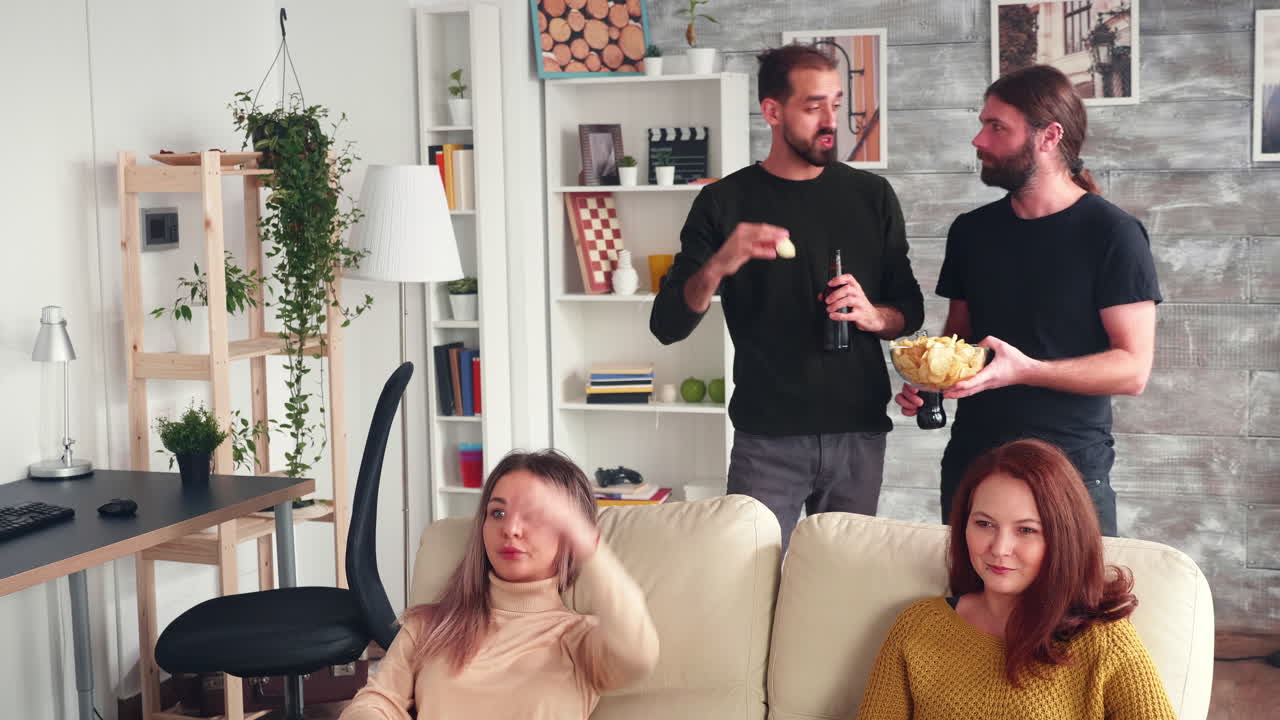 두 젊은 남자가 맥주를 마시면서 대화를 나누고 있다