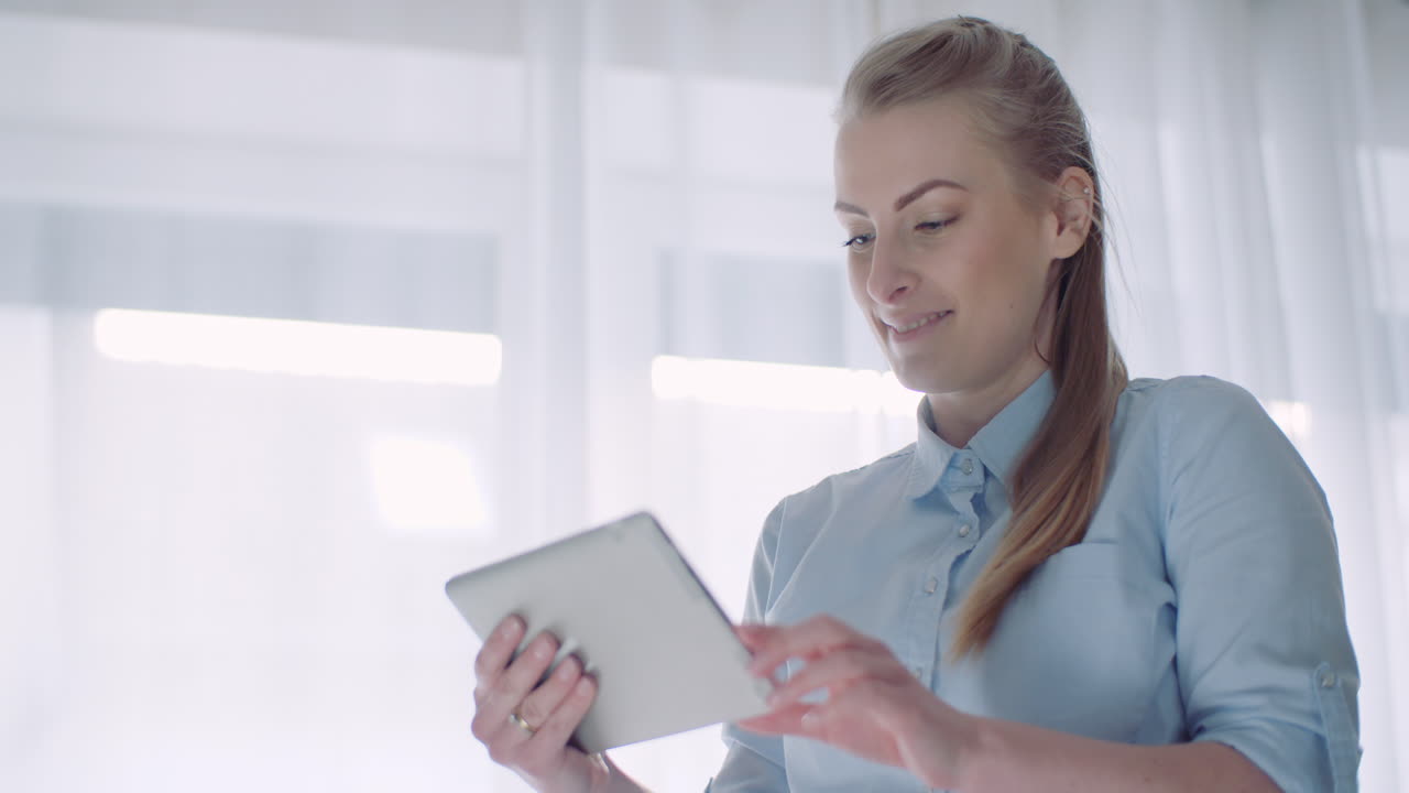 mujer de la oficina en casa trabajando en la tableta 2