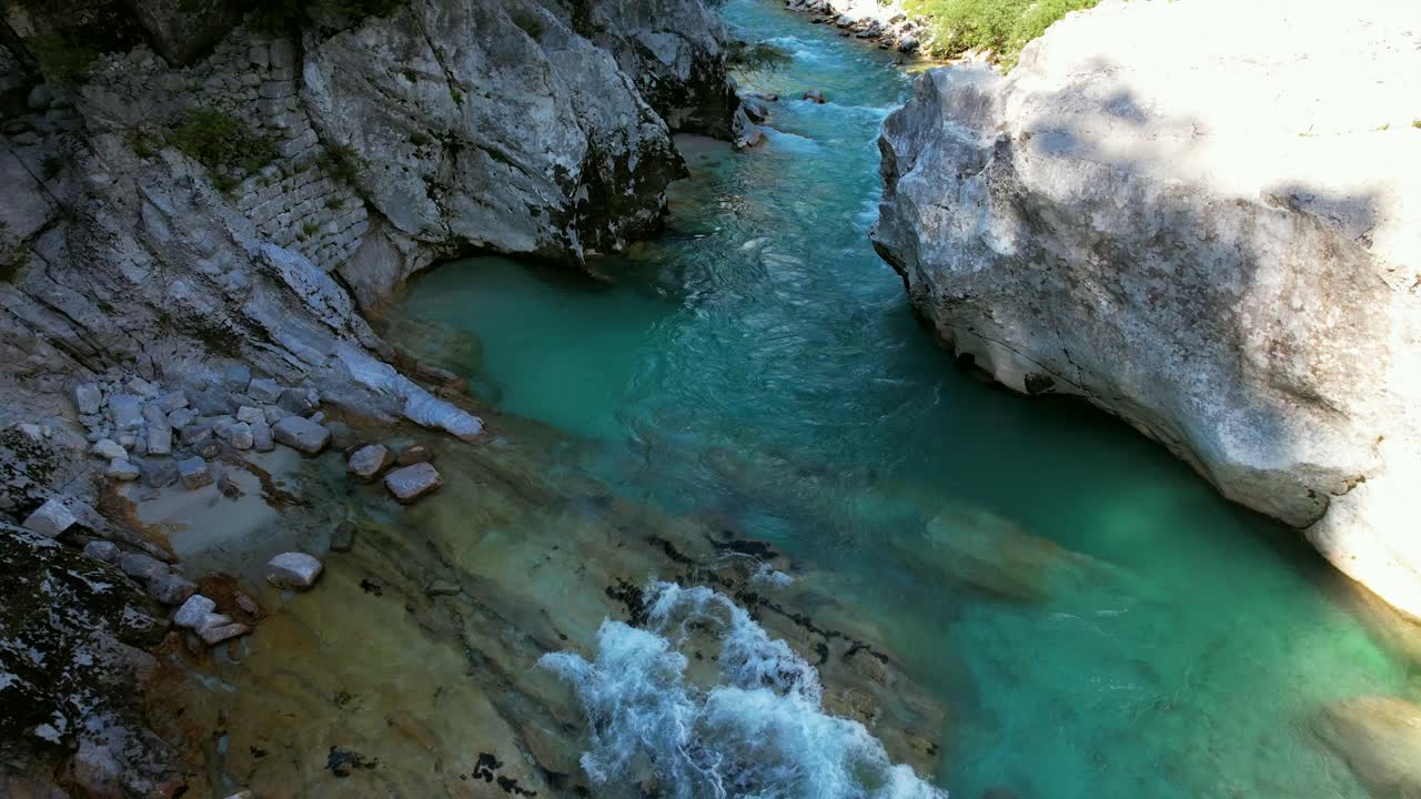 el río soča en eslovenia, parte del parque nacional triglav, tiene un color verde esmeralda y es uno de los ríos más bellos de toda europa