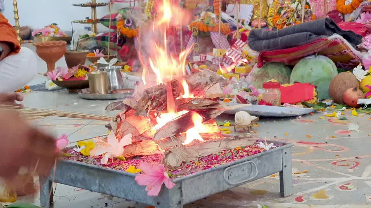 yajna, un ritual hecho en la adoración hindú donde la madera se enciende con aceite sagrado y ghee