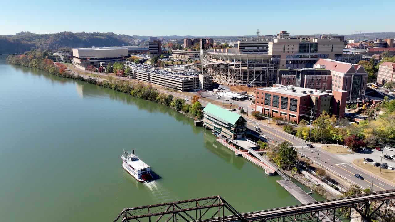 테네시 주 노크스빌의 테네시 강을 따라 네일랜드 스타디움에서 공중 철수