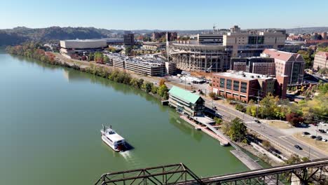 Retirada-Aérea-Del-Estadio-Neyland-A-Lo-Largo-Del-Río-Tennessee-En-Knoxville,-Tennessee