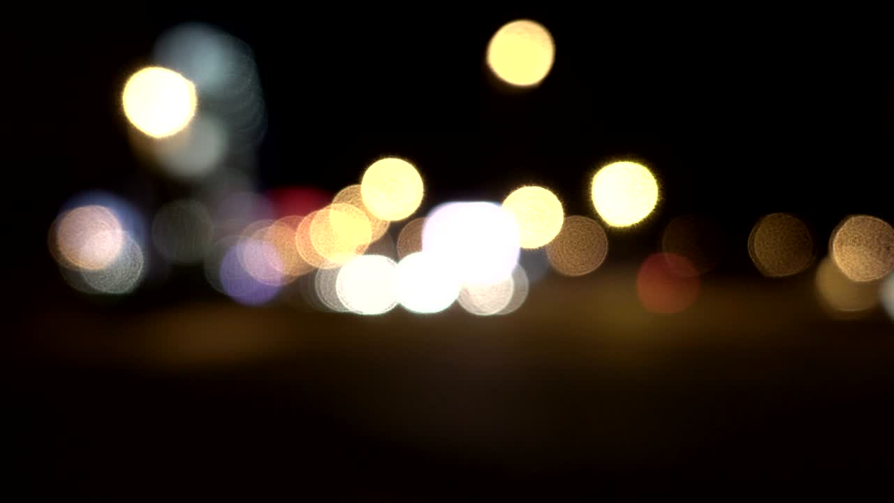 디포커스 된 불빛 로스앤젤레스 거리 추상. 도시 흐릿한 배경. 밤 교통의 움직이는 보케 서클.